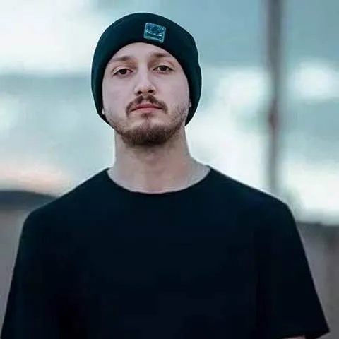 دانلود آهنگ ادب به آدم بی ادب نکن شایع