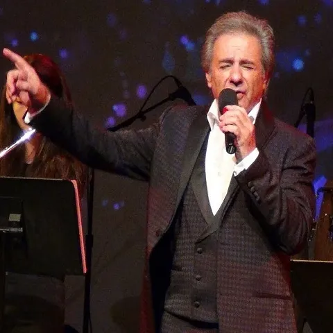 دانلود آهنگ کی بهتر از تو که بهترینی تو ماه زیبای روی زمینی عارف