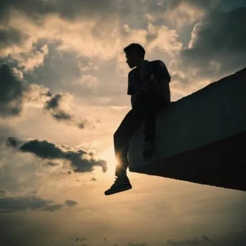 دانلود آهنگ خدا هم علاج منه غمگین نمکه ریمیکس از امیر تتلو با متن کامل